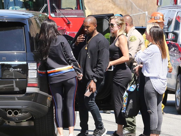Kylie Jenner, Kanye West e Khloe Kardashian no local do acidente envolvendo Kris Jenner na Califórnia, nos Estados Unidos (Foto: Grosby Group/ Agência)