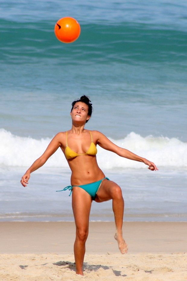 Júlia Oristanio na praia de Ipanema, RJ (Foto: JC Pereira/Foto Rio News)