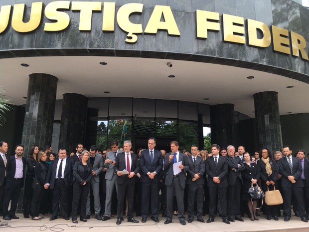 Juízes se reuniram em frente ao prédio da Justiça Federal, em Curitiba (Foto: Isabela Camargo / Globonews)
