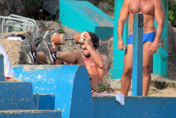  Flavio Canto exibe abdomem trincado em Ipanema  (Foto: agnews)