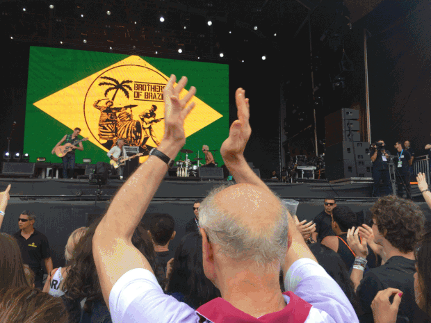 Eduardo Suplicy assistiu o show dos filhos Brothers of Brazil no Palco Sunset do Rock in Rio 2015 (Foto: José Raphael Berrêdo/G1)