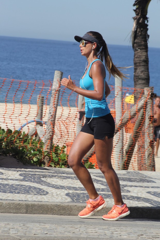 Leticia Wiermann corre na orla de Ipanema (Foto: J.Humberto/AgNews)