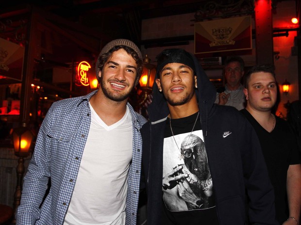 Alexandre Pato e Neymar em restaurante em São Paulo (Foto: Paduardo/ Ag. News)