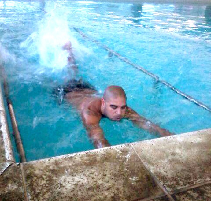 Adriano fazendo exercícios na piscina (Foto: Reprodução / Instagran)