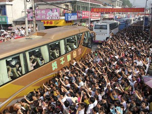 Pais, professores e amigos se despedem dos alunos da escola Maotanchang, na província de Anhui, na China, que vão fazer o gao kao (Foto: China Daily/Reuters)