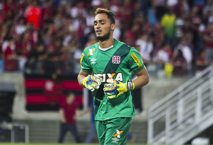 Charles desbanca Cavalieri e Prass e vence enquete da defesa mais bonita