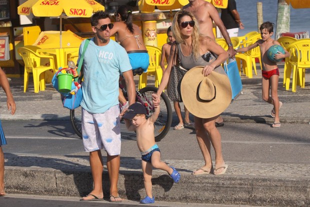 Daniele Winits e namorado, Amaury, na praia da Barra da Tijuca, RJ (Foto: Marcos Ferreira / FotoRioNews)