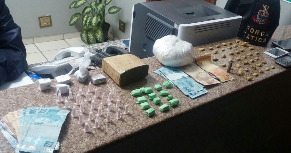 G1 Trio é preso maconha crack e dinheiro em chácara de Cerquilho