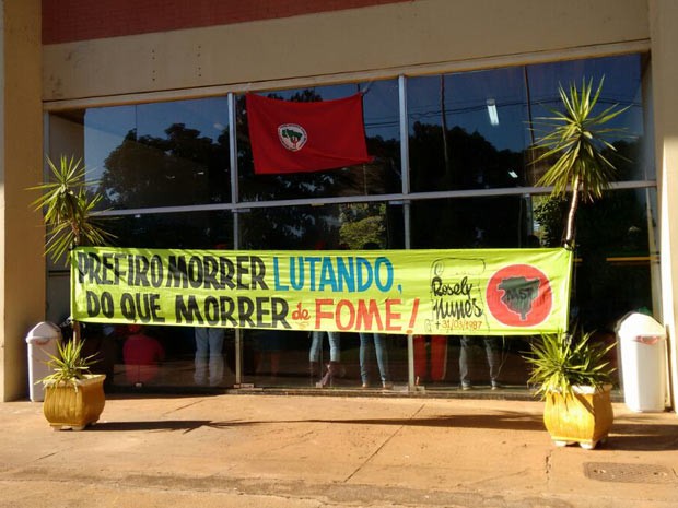Faixa estendida por integrantes do Movimento dos Sem Terra durante invasão a secretaria do GDF (Foto: Gabriela Berrogain/G1)