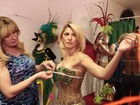 Antonia Fontenelle tira as medidas para fantasia de carnaval
