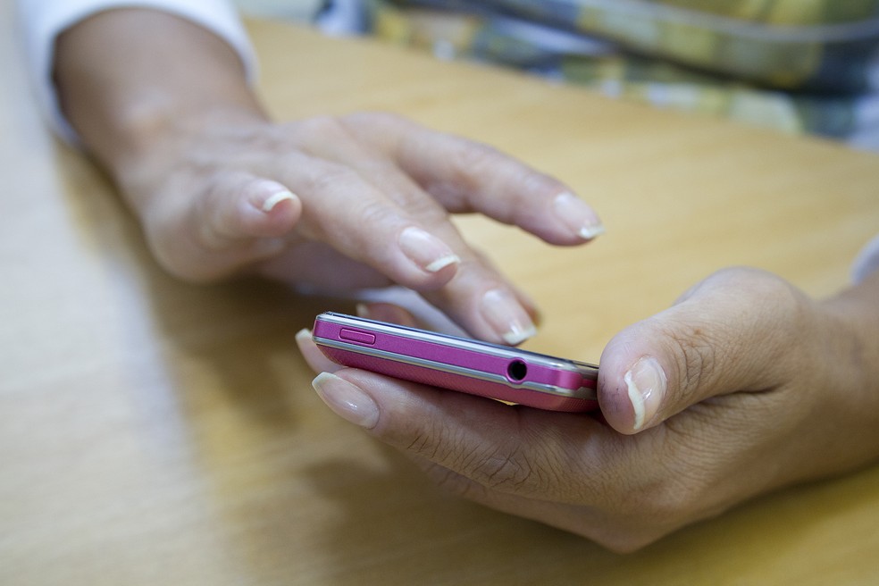 Estudos apontam que ficar conectado permanentemente ao trabalho por meio de celular e outros dispositivos móveis pode afetar a saúde (Foto: Marcos Santos/USP Imagens)