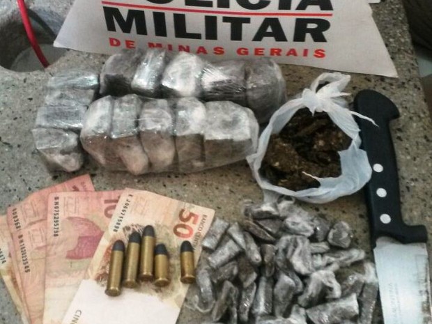 Drogas apreendidas pela PM no Bairro Cachoeira (Foto: Polícia Militar/Divulgação)