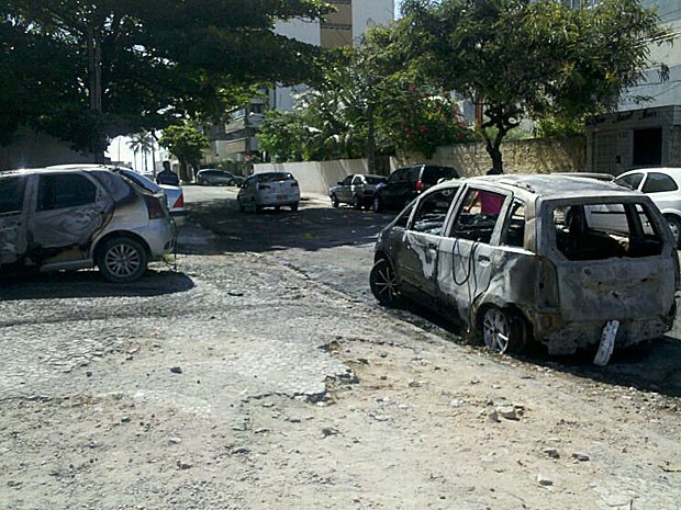 Carros são incendiados no Recife (Foto: Kety Marinho / TV Globo) Carros são incendiados no Recife (Foto: Kety Marinho / TV Globo)