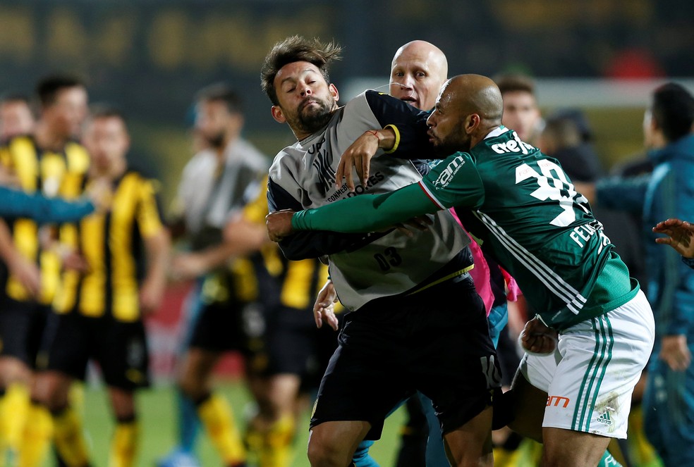 Felipe Melo se envolve em briga com jogador do Peñarol (Foto: Reuters)