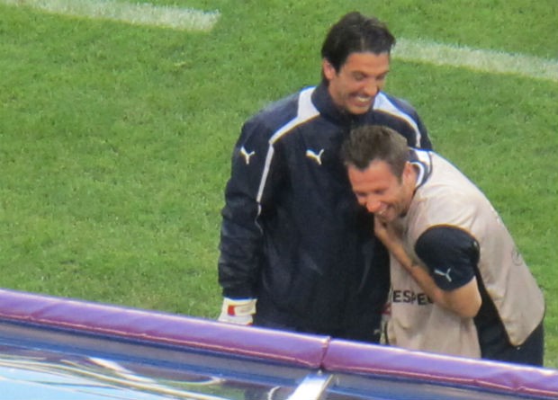 Buffon e Cassano se divertem durante treinamento da Itália (Foto: Marcos Felipe / GLOBOESPORTE.COM)