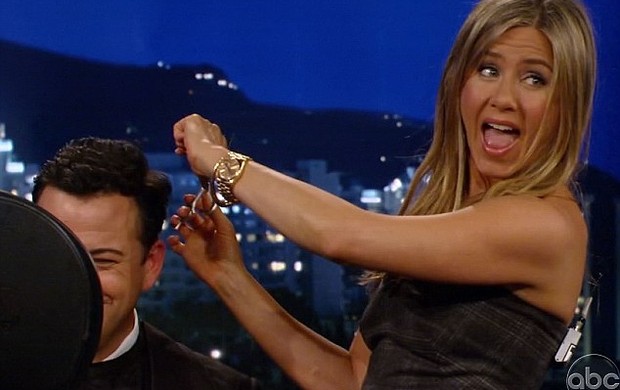 Jennifer Aniston corta o cabelo de Jimmy Kimmel na TV (Foto: ABC)