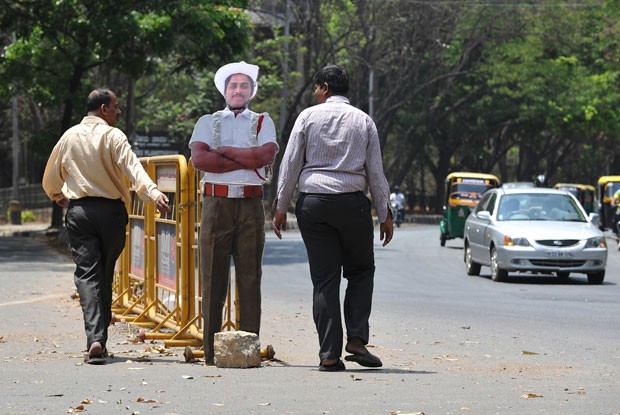 Falso agente foi colocado em avenida de Bangalore (Foto: Manjunath Kiran/AFP)