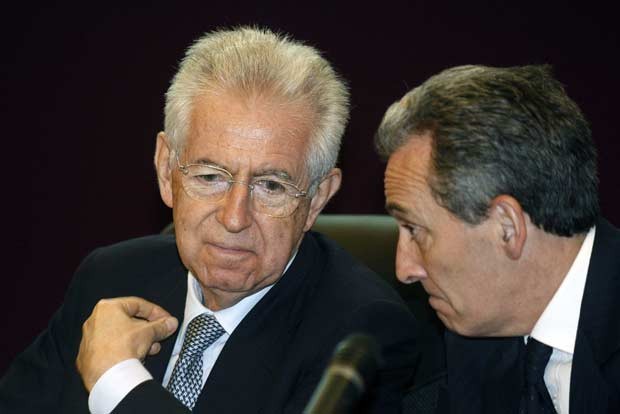 Mario Monti e Vittorio Grilli em 16 de maio em reunião em Roma (Foto: AP)