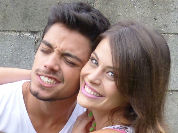 Rodrigo Simas faz graça com Talita Tilieri nos bastidores de Malhação (Foto: Malhação / Tv Globo)