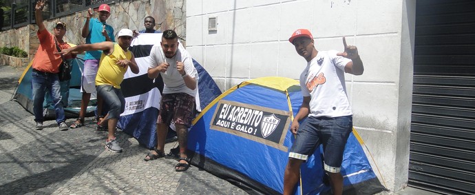 Torcedores já acampam na sede d o clube á espera da venda de ingressos  para a final da Copa do Brasil (Foto: Tayrane Corrêa)