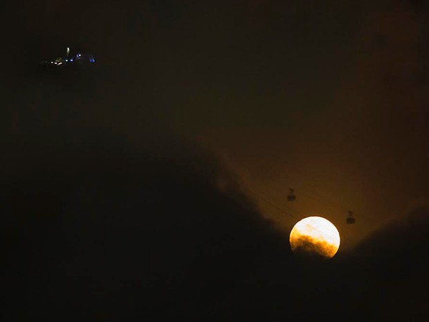 &#39;Lua azul&#39; passa atrás do bondinho do Pão de Açúcar, no Rio (Foto: Marcello Cavalcanti)
