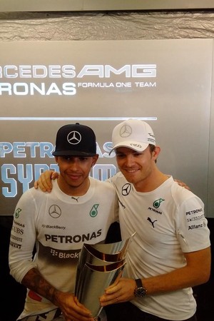 Após o GP de Abu Dhabi, Nico Rosberg posa com Lewis Hamilton e a taça de campeão do companheiro (Foto: Divulgação) Após o GP de Abu Dhabi, Nico Rosberg posa com Lewis Hamilton e a taça de campeão do companheiro (Foto: Divulgação)