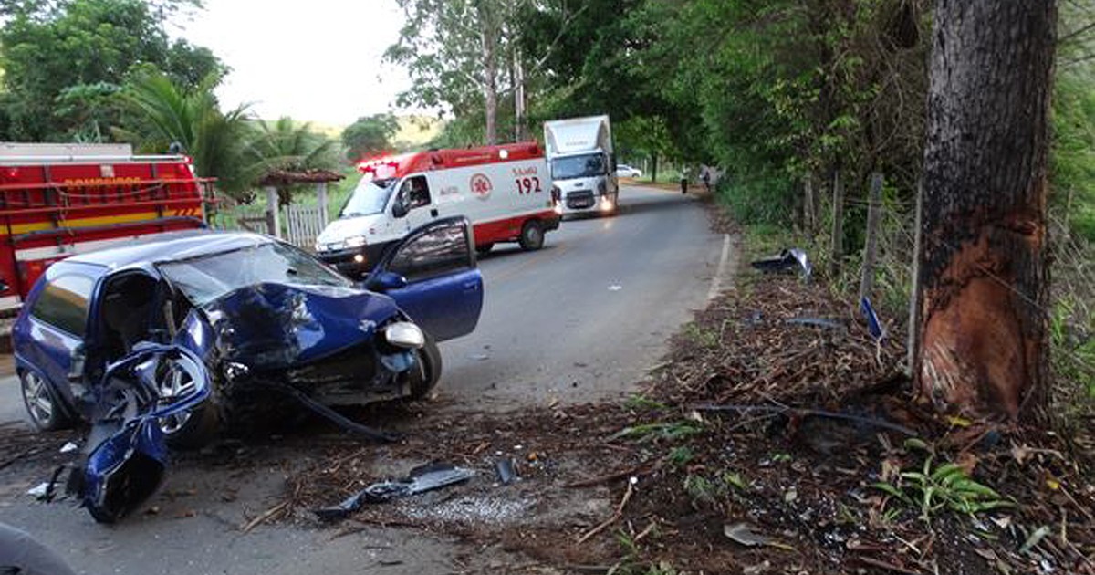 G1 Batida de carro em árvore deixa feridos na MG 265 entre Muriaé e