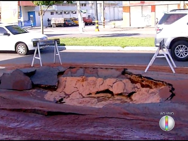 G1 Cano de água estoura e abre cratera em avenida da Zona Sul de