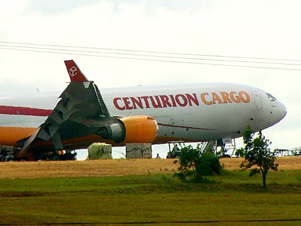 Avião de carga quebrou o trem de pouso durante aterissagem no aeroporto de Viracopos, em Campinas (Foto: Reprodução / EPTV)