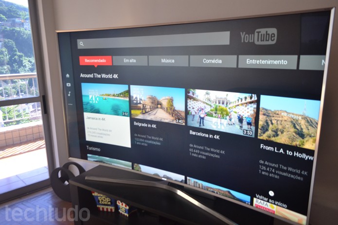 TV Samsung também pode acessar conteúdo do YouTube, Vimeo e outros apps de vídeo (Foto: Melissa Cruz / TechTudo)