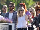 Emma Stone e Andrew Garfield fazem tour em cemitério de famosos