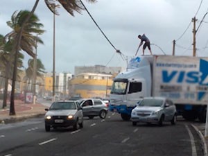 Motorista sobe em caminhão para soltá-lo de fiação em Salvador (Reprodução/ TV Bahia)