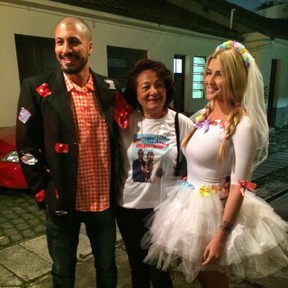 Fernando com a mãe, Jaíra, e a namorada Aline em arraial solidário no Rio (Foto: Reprodução/Instagram)