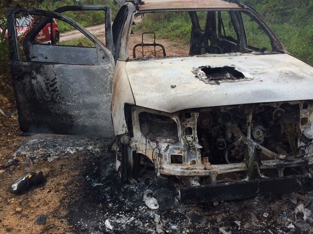 Caminhonete usada na fuga foi incendiada (Foto: Corpo de Bombeiros/Divulgação)