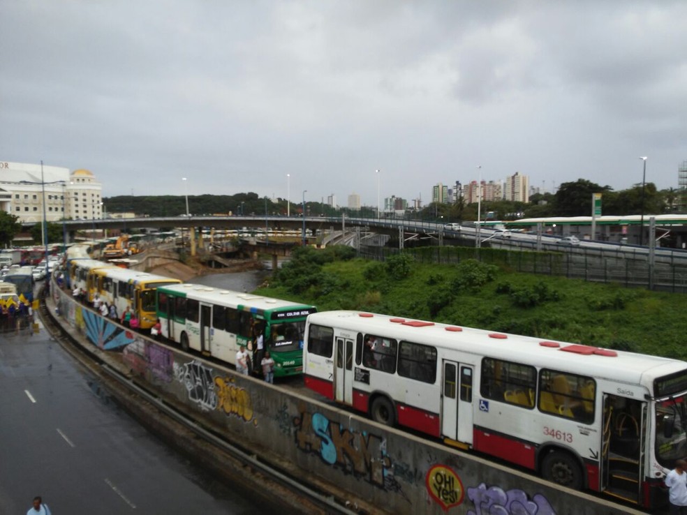 Fila de ônibus na via exclusiva para coletivos na Avenida ACM, região do Iguatemi, em Salvador (Foto: Henrique Mendes/G1)