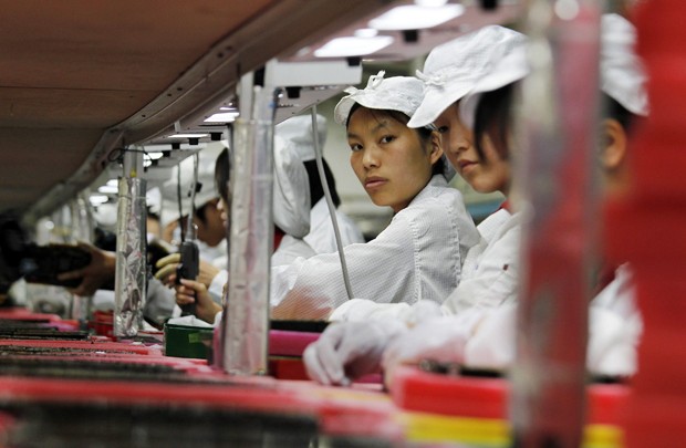 Funcionários de uma fábrica da Foxconn (Foto: Bobby Yip/Reuters)