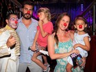 Thiago Lacerda e família se divertem em circo com nariz de palhaço