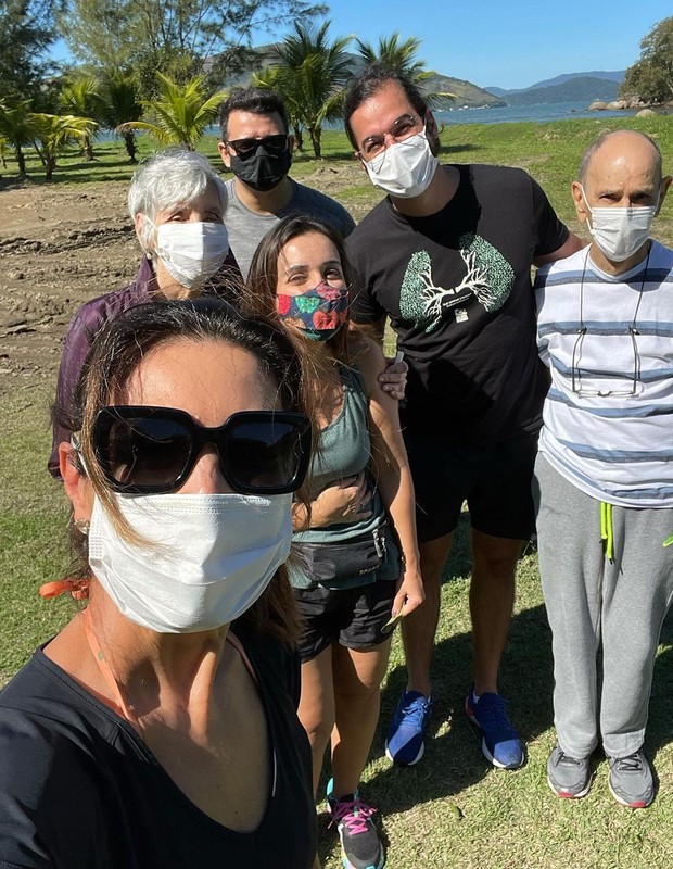 Fátima Bernardes curte fim de semana com o namorado, os pais e os amigos (Foto: Reprodução/Instagram) Fátima Bernardes curte fim de semana com o namorado, os pais e os amigos (Foto: Reprodução/Instagram)