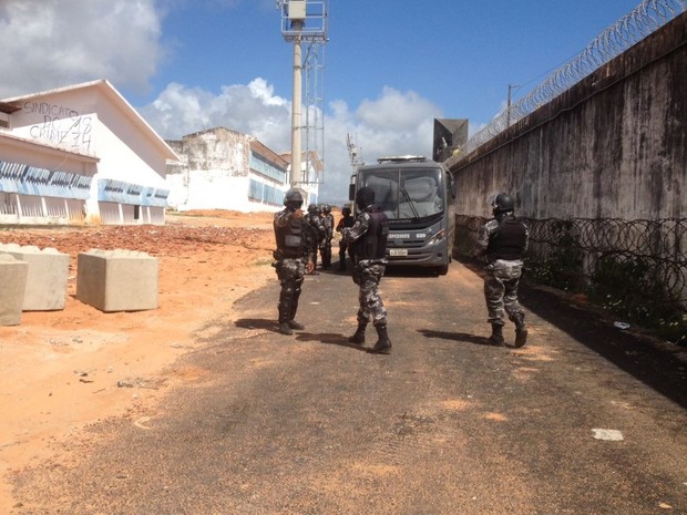 BOPE patrulha área externa da Penitenciária de Alcaçuz (Foto: Divulgação/PM)