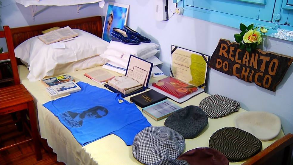 Entre as recordações, estão roupas, livros e boinas usadas pelo médium (Foto: Reprodução/TV Integração)