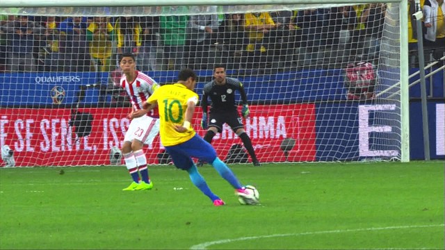 <p>
	Neymar arrisca na cobran&ccedil;a de falta, da intermedi&aacute;ria, e goleiro do Paraguai faz a defesa!!</p>

