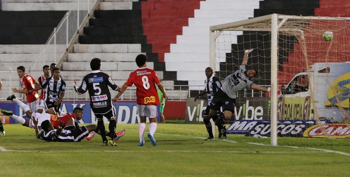 Marcelo Macedo marca o gol da vitória no Come-Fogo (Foto: Rogério Moroti/Ag. Botafogo)