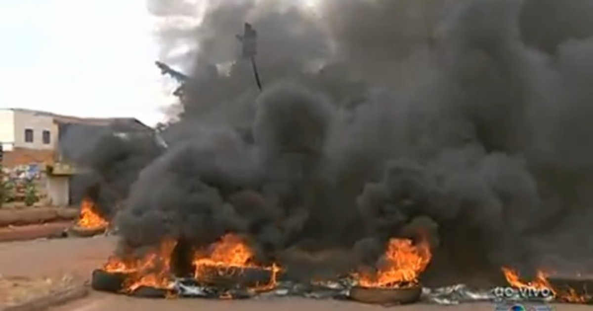 Manifestantes liberam avenida após protesto devido a obras de ... - Globo.com