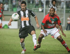 Danilinho disputa a bola com Léo Silva (Foto: Bruno Cantini / Site Oficial do Atlético-MG)