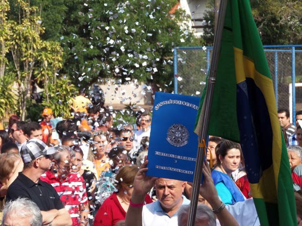 Procissão reuniu cerca de quatro mil pessoas (Foto: João Laud/RBSTV)