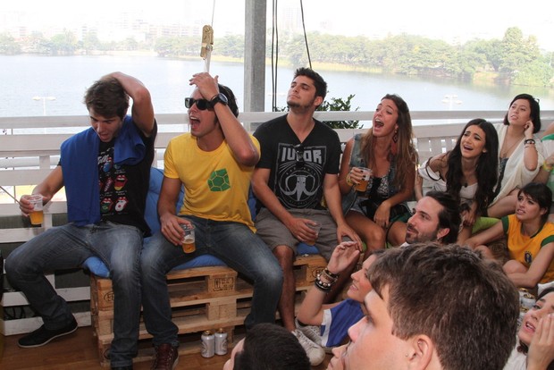 Famosos torcem pelo Brasil (Foto: Anderson Borde  / Agnews)