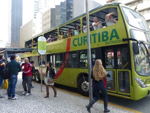 Ônibus da linha turismo cobram a passagem de R$ 29 normalmente  (Foto: Adriana Justi / G1)