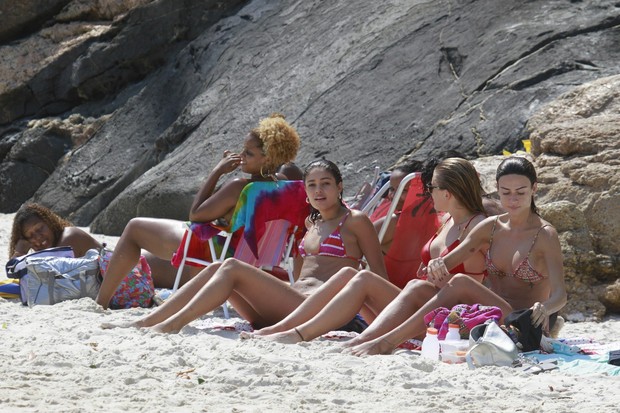 Sophie Charlotte, Fiorella Mattheis e Thaila Ayala na praia da Barra (Foto: Dilson Silva / Agnews)