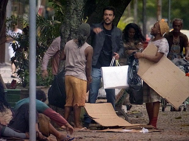 Mendigos ficam felizes com convite (Foto: TV Globo)