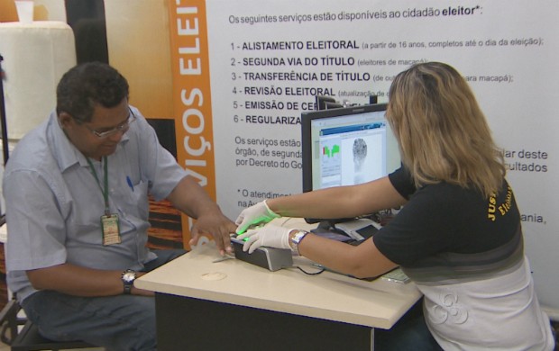 Cidadão fazendo o cadastramento biométrico. (Foto: Reprodução/TV Amapá)